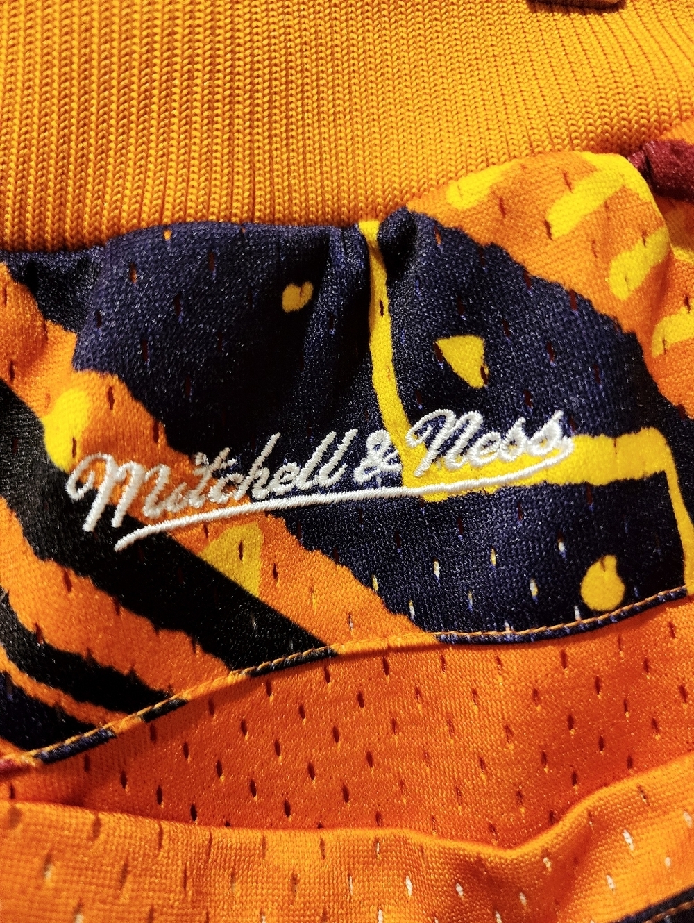 NBA HARDWOOD CLASSICS Mitchell & NESS Lakers Game Day Tribal Pattern Shorts -XXL - Picture 14 of 15